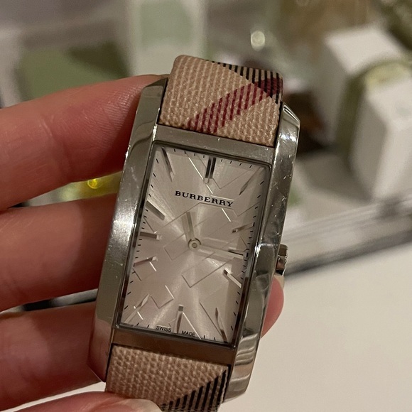 Women’s Burberry watch - Picture 5 of 9